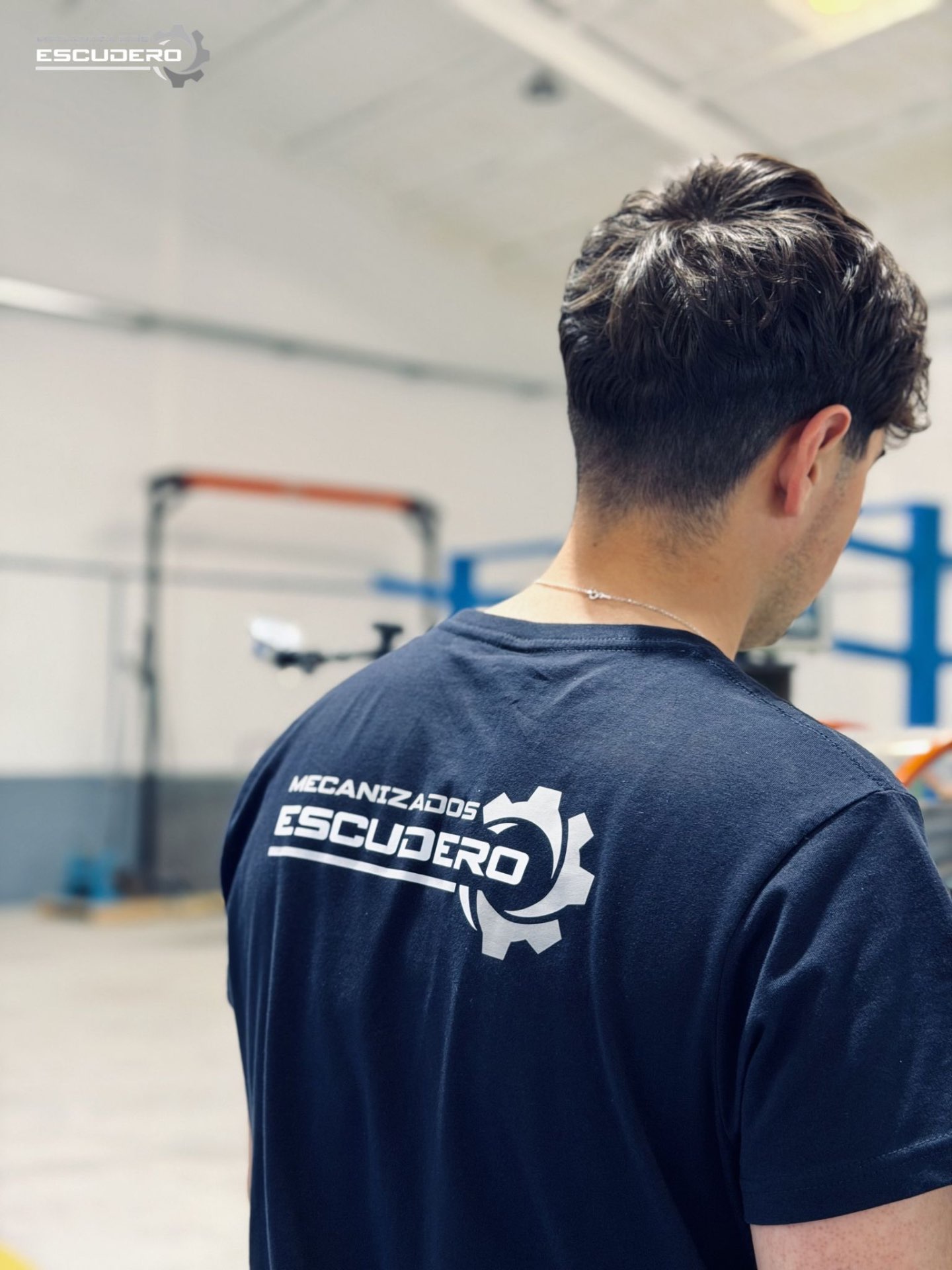 Camiseta Mecanizados Escudero en el taller